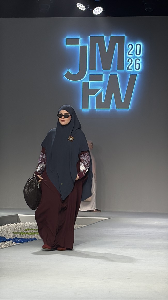 Gaya hijab Sivia Azizah di panggung Jakarta Muslim Fashion Week (JMFW) 2026 di Balai Kartini, Jakarta Selatan.