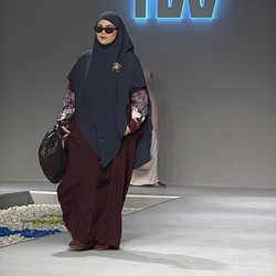 Sivia Azizah Tetap Kece Pakai Abaya di Panggung