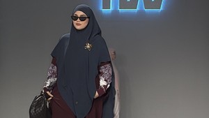 Penyanyi Sivia Azizah beberapa hari lalu menjadi muse dalam Jakarta Muslim Fashion Week. Dia berlenggak-lenggok di runway dengan abaya dan hijab syari. Salah satu highlight di bulan November salah satu kegiatan yang sesuai banget buat #MakeAbayaGreatAgain. Dapat kesempatan buat jadi muse, tulis Sivia dilihat pada Jumat (14/11/2025). Foto: Dok. Jakarta Muslim Fashion Week