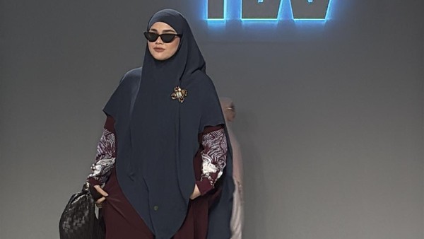 Sivia Azizah Tetap Kece Pakai Abaya di Panggung