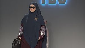 Sivia Azizah Tetap Kece Pakai Abaya di Panggung