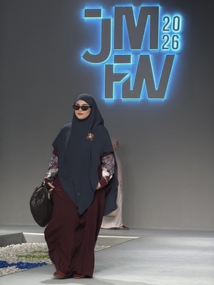 Sivia Azizah Tetap Kece Pakai Abaya di Panggung