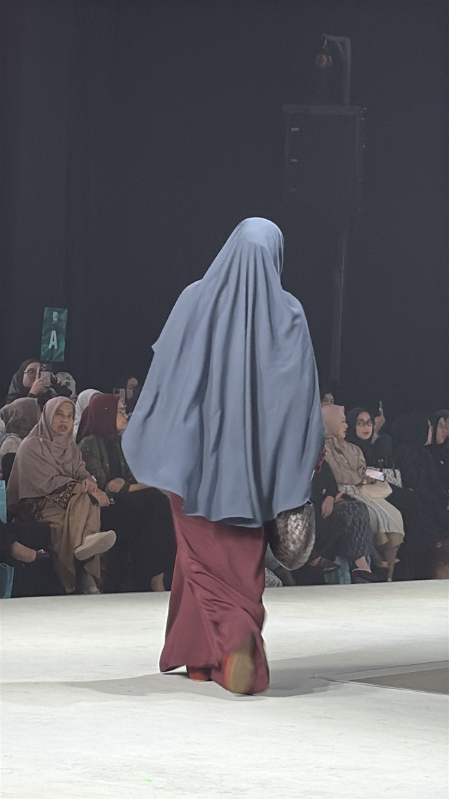 Gaya hijab Sivia Azizah di panggung Jakarta Muslim Fashion Week (JMFW) 2026 di Balai Kartini, Jakarta Selatan.