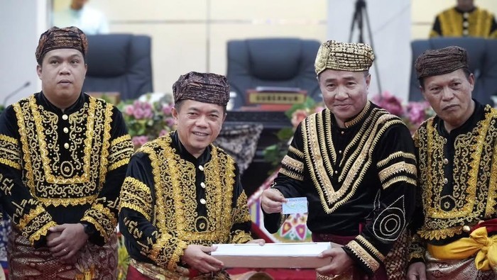 Gubernur Jambi Al Haris dan Wali Kota Sungai Penuh Alfin Bakar di Momentum HUT ke-17