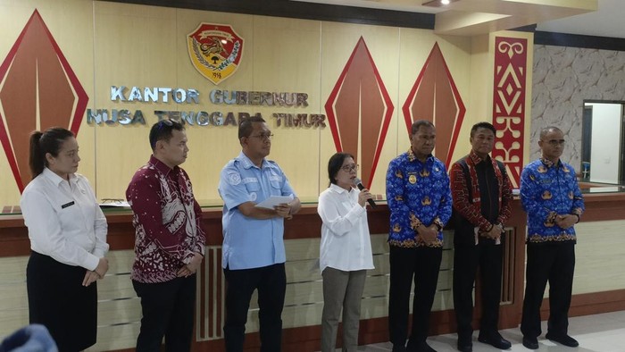 Gubernur NTT, Emanuel Melkiades Laka Lena (biru muda) dan Dirjen Promosi dan Diplomasi Budaya Kemenbud, Endah Tjahjani Dwirini (putih), memberikan keterangan pers soal penyelenggaraan IPACS 2025 di Kupang, Senin (10/22/2025). (Simon Selly/detikBali)