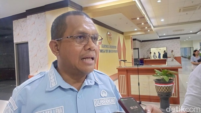 Gubernur NTT Melki Laka Lena saat diwawancarai di Kupang, Senin (10/11/2025).