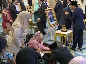 Gus Yahya-Gus Ipul Sungkem ke Sinta Wahid Usai Gus Dur Jadi Pahlawan Nasional