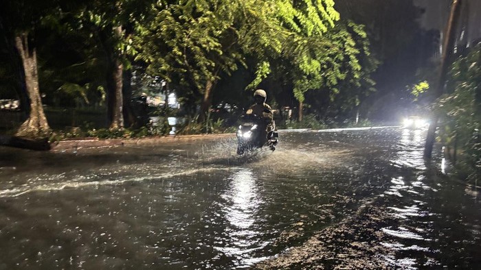 Hujan masih guyur Surabaya hingga malam