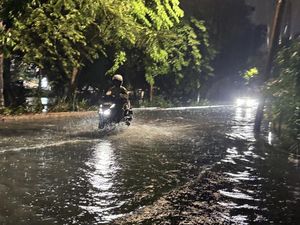 Prakiraan Cuaca Jawa Timur 23 November 2025, Hujan Petir di Surabaya