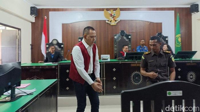 I Made Yogi Purusa Utama, salah satu terdakwa pembunuhan Brigadir Muhammad Nurhadi mengikuti sidang di PN Mataram, Senin (10/11/2025).