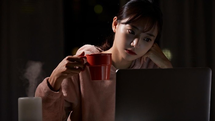 Begadang Sambil Minum Manis: Kebiasaan Gen Z yang Diam-diam Membebani Gula Darah