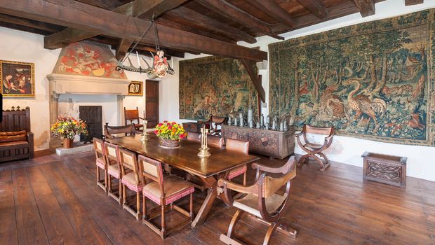 Istana Eltz Istana Eltz yang berusia 870 tahun punya desain memukau dan terletak di antara lembah, menjadikannya salah satu istana terindah di Eropa.