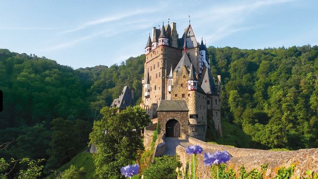Istana Eltz Istana Eltz yang berusia 870 tahun punya desain memukau dan terletak di antara lembah, menjadikannya salah satu istana terindah di Eropa.