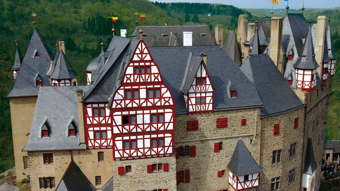 Istana Eltz yang berusia 870 tahun punya desain memukau dan terletak di antara lembah, menjadikannya salah satu istana terindah di Eropa.