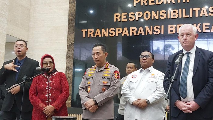 Kakak aktivis buruh Marsinah, Marsini, saat bertemu Kapolri Jenderal Listyo Sigit Prabowo (Ondang/detikcom)