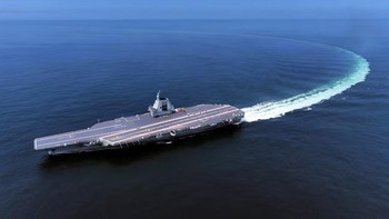 Kapal induk terbaru dan tercanggih milik China, yaitu Fujian, secara resmi telah mulai beroperasi. Ini merupakan langkah besar bagi Beijing dalam upayanya mengejar dominasi angkatan laut Amerika Serikat. Foto: Xinhua