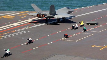 Kapal ini juga telah meluncurkan pesawat siluman J-35 dan jet tempur berat J-15T, memberikannya kemampuan operasi penuh di dek. Kemampuan membawa pesawat pengintai membuat Fujian dapat beroperasi jauh di luar jangkauan dukungan berbasis darat. Foto: Xinhua