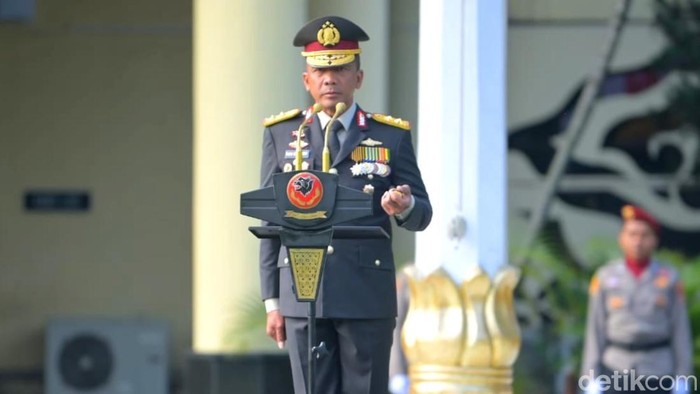 Kapolda Jabar Irjen Pol Rudi Setiawan saat memimpin Upacara Hari Pahlawan yang digelar di Mapolda Jabar, Senin (10/11/2025).