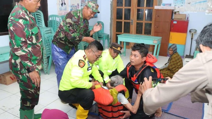 Kapolres Kebumen, AKBP Eka Baasith Syamsuri, saat turun tangan mengevakuasi warga terdampak banjir.
