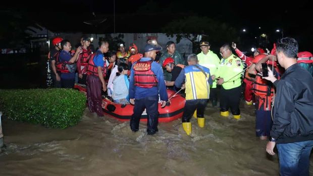 Kapolres Kebumen, AKBP Eka Baasith Syamsuri, saat turun tangan mengevakuasi warga terdampak banjir.