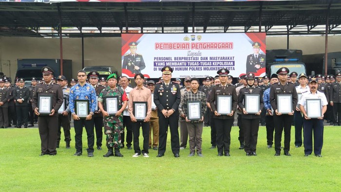 Kapolres Mojokerto beri penghargaan di Hari Pahlawan
