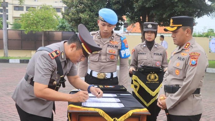 Kapolres Probolinggo AKBP M. Wahyudin Latif pimpin sertijab kasat dan kapolres jajaran