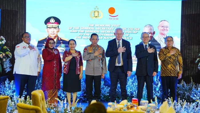 Kapolri Jenderal Listyo Sigit Prabowo bertemu Sekjen ITUC dan Sekjen ITUC-AP. Pertemuan untuk memperkuat kolaborasi perlindungan hak dan kesejahteraan buruh. (dok Polri)