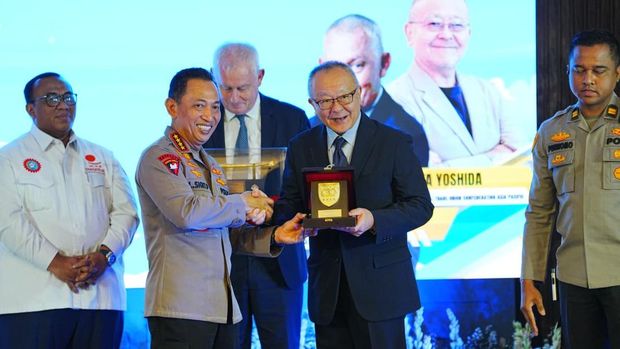 Kapolri Jenderal Listyo Sigit Prabowo bertemu Sekjen ITUC dan Sekjen ITUC-AP. Pertemuan untuk memperkuat kolaborasi perlindungan hak dan kesejahteraan buruh. (dok Polri)