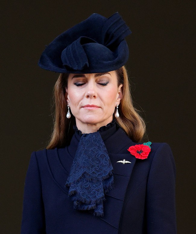 Tak hanya itu, ia turut mengenakan bros bersayap RAF emas untuk mengenang sang kakek, Peter Middleton. Kakeknya diketahui pernah bertugas sebagai pilot tempur selama Perang Dunia II. Foto: Max Mumby/Indigo/Getty Images