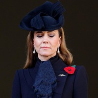 Tak hanya itu, ia turut mengenakan bros bersayap RAF emas untuk mengenang sang kakek, Peter Middleton. Kakeknya diketahui pernah bertugas sebagai pilot tempur selama Perang Dunia II. Foto: Max Mumby/Indigo/Getty Images