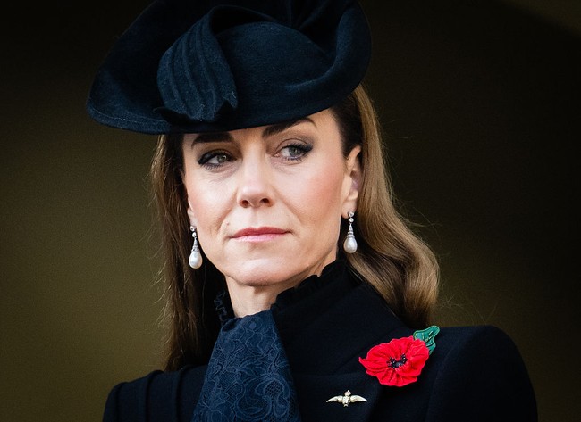 Putri Wales mengenakan mantel hitam rancangan Catherine Walker yang dihiasi satu bunga poppy merah. Bunga ini merupakan simbol penghormatan bagi para prajurit yang telah gugur dalam tugas. (Foto: Samir Hussein/WireImage)