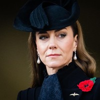 Putri Wales mengenakan mantel hitam rancangan Catherine Walker yang dihiasi satu bunga poppy merah. Bunga ini merupakan simbol penghormatan bagi para prajurit yang telah gugur dalam tugas. (Foto: Samir Hussein/WireImage)