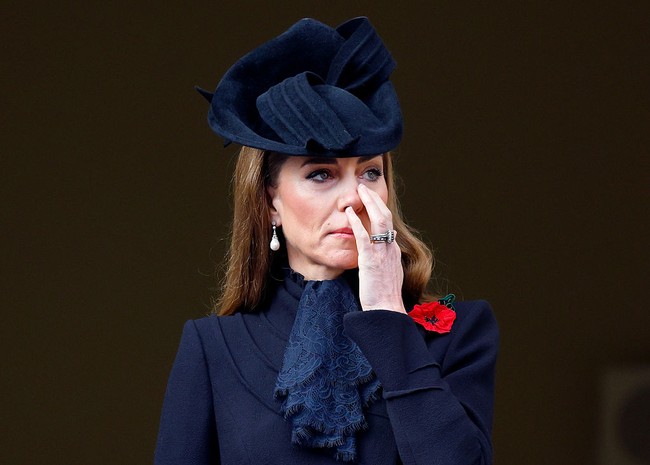 Kate hadir bersama Pangeran William, yang juga turut meletakkan karangan bunga setelah Raja Charles memimpin hening cipta dua menit. Keduanya tiba dengan mobil sambil menyapa kerumunan yang memadati area sekitar. Foto: Max Mumby/Indigo/Getty Images