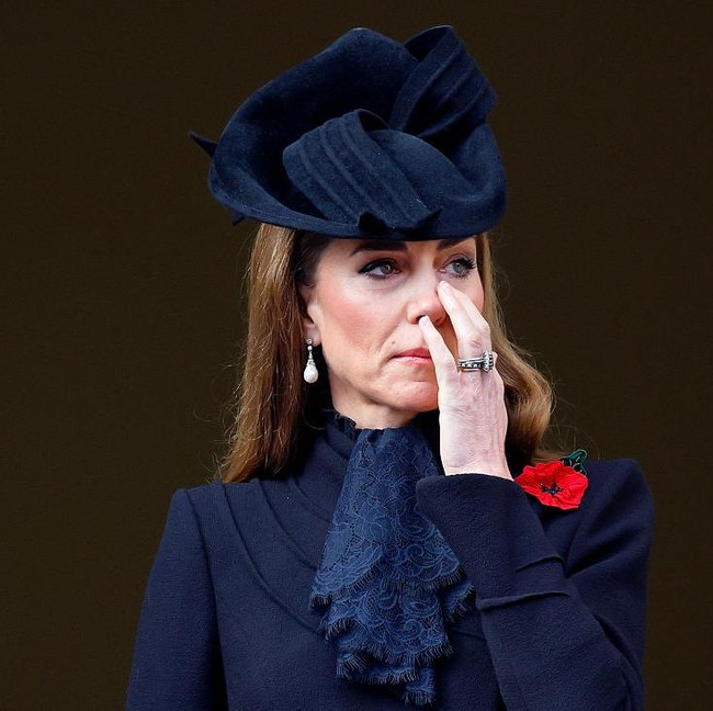 Foto: Haru Kate Middleton Mengenang Pahlawan, Elegan Pakai Anting Putri Diana