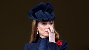 Foto: Haru Kate Middleton Mengenang Pahlawan, Elegan Pakai Anting Putri Diana