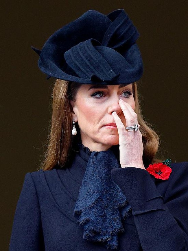 Foto: Haru Kate Middleton Mengenang Pahlawan, Elegan Pakai Anting Putri Diana