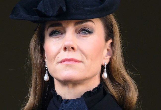 Kate juga mengenakan anting Collingwood yang pernah menjadi milik Putri Diana. Aksesori ini menjadi bentuk penghargaan sekaligus pengingat akan mendiang ibu mertua yang sangat dihormatinya. Foto: Karwai Tang/WireImage