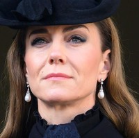 Kate juga mengenakan anting Collingwood yang pernah menjadi milik Putri Diana. Aksesori ini menjadi bentuk penghargaan sekaligus pengingat akan mendiang ibu mertua yang sangat dihormatinya. Foto: Karwai Tang/WireImage