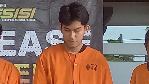 KAW (21), pria pemerkosa remaja kenalan di medsos Instagram saat dihadirkan dalam konferensi pers di Mapolres Buleleng, Senin (10/11/2025). (Foto: Wijaya Kusuma/detikBali)