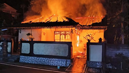 Rumah milik I Wayan Merta (67) di Desa Tista, Kecamatan Abang, Karangasem, hangus terbakar pada Minggu (9/11/2025).