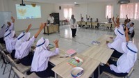 Pegawai Kementerian Keuangan (Kemenkeu) memperkenalkan tentang lambang negara Indonesia saat program Kemenkeu Mengajar di Sekolah Rakyat 4 Padang, Sumatera Barat, Senin (10/11/2025). Ruang kelas yang biasanya diisi oleh guru dan siswa, kini kedatangan tamu istimewa para pegawai Kementerian Keuangan (Kemenkeu) yang datang membawa semangat belajar dalam program Kemenkeu Mengajar 2025. ANTARA FOTO/Iggoy el Fitra