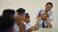 Program tahunan ini menghadirkan pegawai Kemenkeu dari berbagai unit untuk mengajar satu hari di sekolah-sekolah seluruh Indonesia, termasuk di Padang. Tujuannya sederhana namun bermakna: memperkenalkan kepada generasi muda tentang peran Kemenkeu sebagai penjaga stabilitas ekonomi negara, sekaligus menanamkan nilai-nilai integritas, kerja keras, dan semangat melayani bangsa. ANTARA FOTO/Iggoy el Fitra