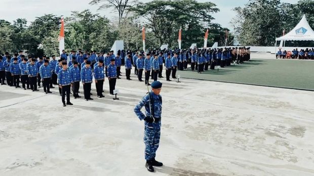 Wakil Wali Kota Kendari, Sudirman, memimpin upacara Hari Pahlawan ke-79, memberikan penghargaan kepada Pilar Sosial atas kontribusi dalam pelayanan masyarakat.