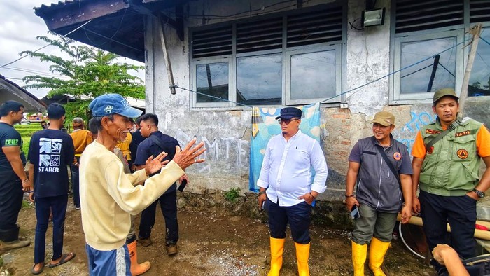 Kepala Dinas Perkim Kabupaten Sukabumi, Sendi Apriadi saat kegiatan memantau permukiman warga terdampak bencana beberapa waktu lalu
