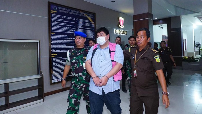 Keterangan foto: Lutfi Putra Lesmana selalu Analis Kredit di Bank Sumut Kantor Cabang Pembantu Krakatau, Medan, diboyong dari Kejati Sumut menuju Rutan Tanjung Gusta Medan (Dok. Kejati Sumut)