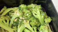 Amanda juga membekali suaminya dengan olahan brokoli. Terlihat brokolinya ditumis dengan bumbu minimalis. Nggak ada (menu) yang goreng-goreng, biar berat badan terkontrol, kata Kenny. Foto: TikTok kennyauztin16