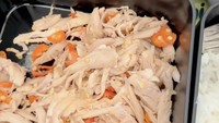 Pada 21 Oktober 2025, Kenny mengungkap ia dibawakan ayam suwir sebagai protein utamanya. Terlihat ayam itu diberi irisan cabai rawit. Foto: TikTok kennyauztin16