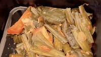 Untuk sayurannya ada olahan sayur genjer. Tapi ternyata bini gue tadi nggak tau sayur genjer apa, seloroh Kenny. Foto: TikTok kennyauztin16