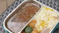 Unggahan MBG dari Kenny pada 27 Oktober 2025 menunjukkan ia dibekali soto mie. Terlihat isinya lumayan lengkap dengan risol, mie kuning, irisan daging sapi, dan irisan kol. Foto: TikTok kennyauztin16