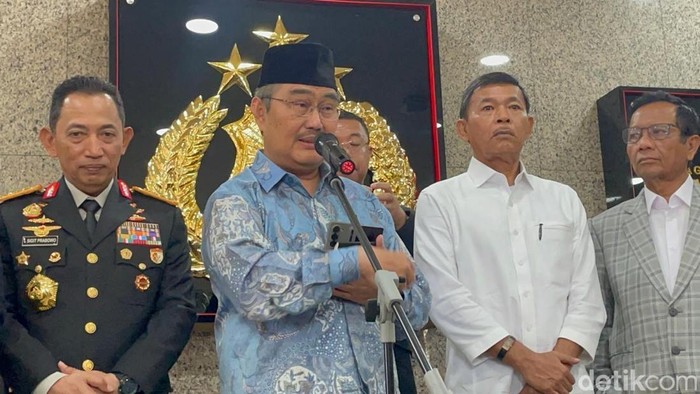 Ketua Komisi Percepatan Reformasi Polri, Jimly Asshiddiqie, usai rapat perdana bersama Kapolri Jenderal Listyo Sigit Prabowo dan Tim Transformasi Reformasi Polri, Senin (10/11/2025). (Ondang/detikcom)